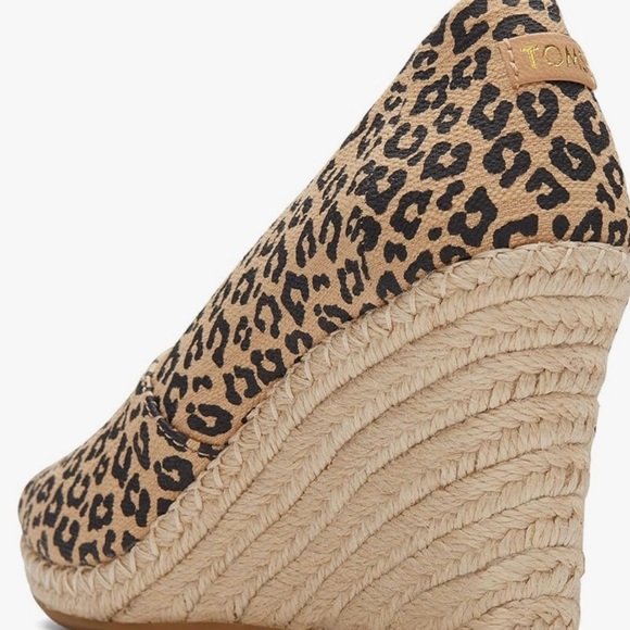 TOMS Cute. Comfortable in true TOMS fashion. Good for city street WALKING! - Picture 5 of 10